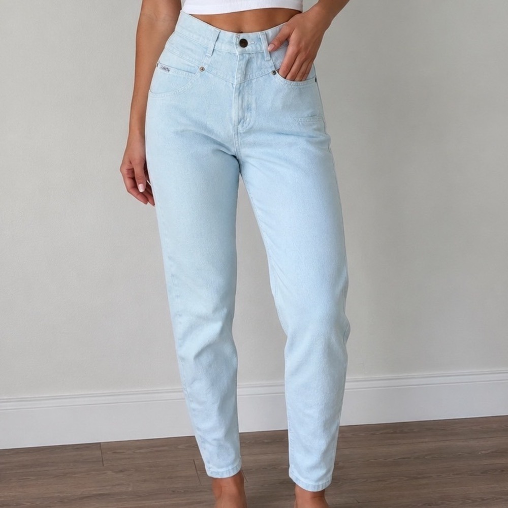 Vintage Chic High Waisted Tapered Jeans Light Wash Denim Made in USA Size 0
